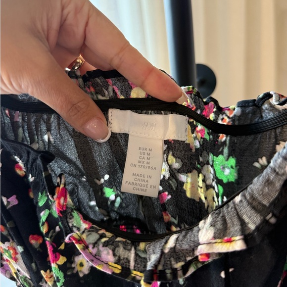 H&M Smocked Puff-Sleeve Crop Top Black Floral - Size M - Picture 4 of 4